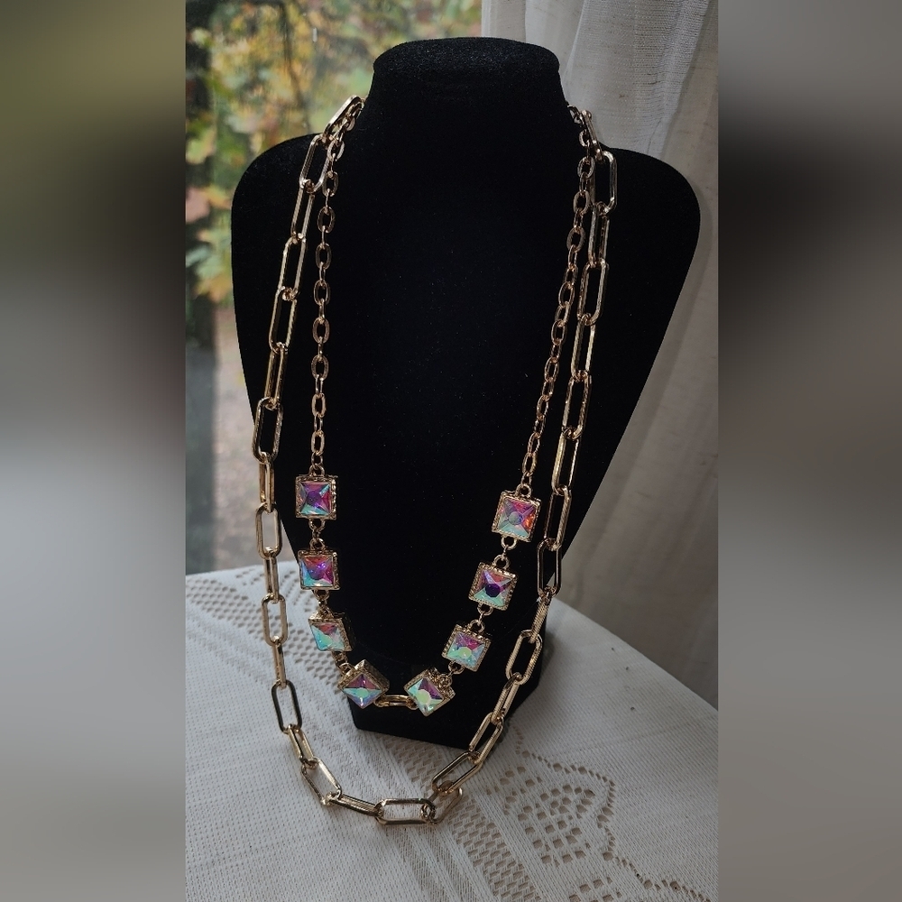 Elegant Gold Chain Necklace with Iridescent Accents